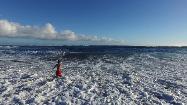 游泳海浪视频素材