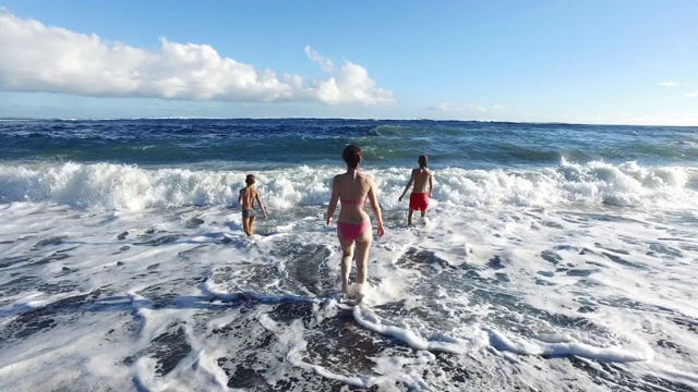 游泳海浪视频素材