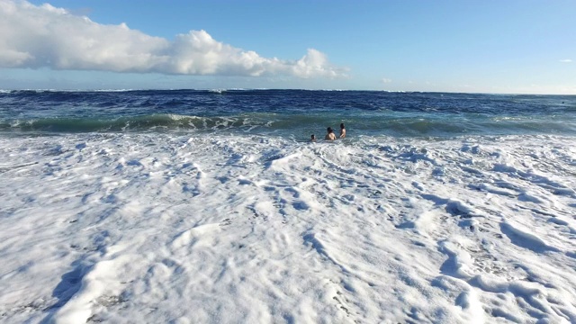 游泳海浪视频素材