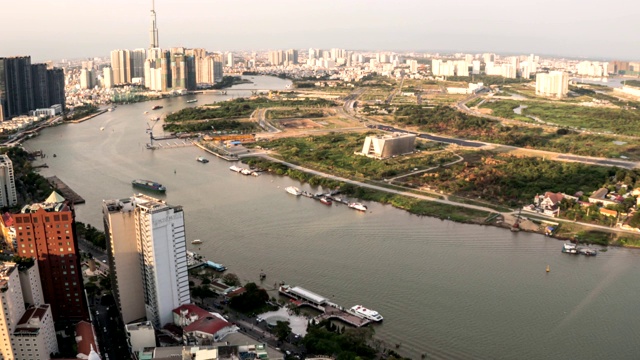 空中日落的胡志明市城市景观沿河流的背景视频素材