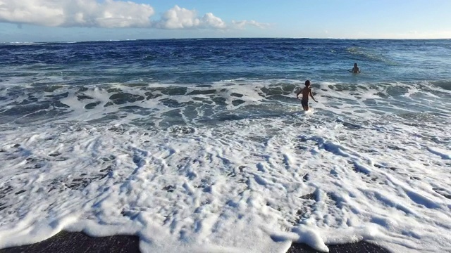 游泳海浪视频素材