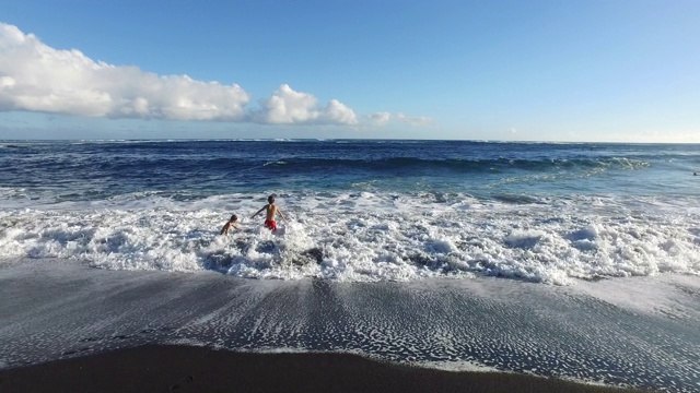 游泳海浪视频素材