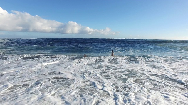 游泳海浪视频素材