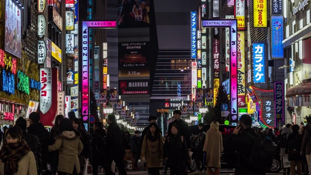 4K时间的推移，新宿在晚上，人群不明的人走在人行道上，汽车在东京，日本。日本霓虹街文化与购物概念视频素材