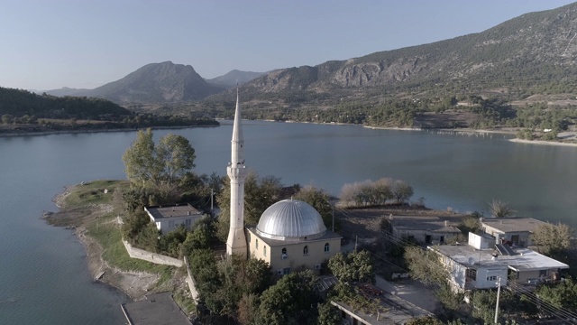 美丽的Oymapınar湖空中清真寺的观点视频下载