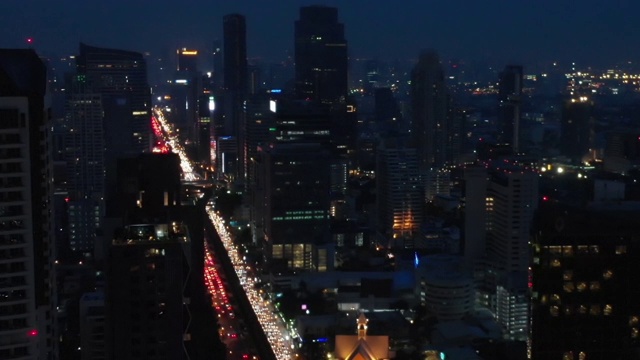 曼谷夜间的空中城市景观视频素材