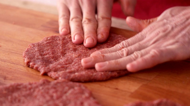 制作汉堡，塑造圆形的肉馅视频素材