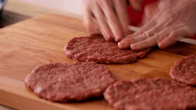 制作汉堡，塑造圆形的肉馅视频素材