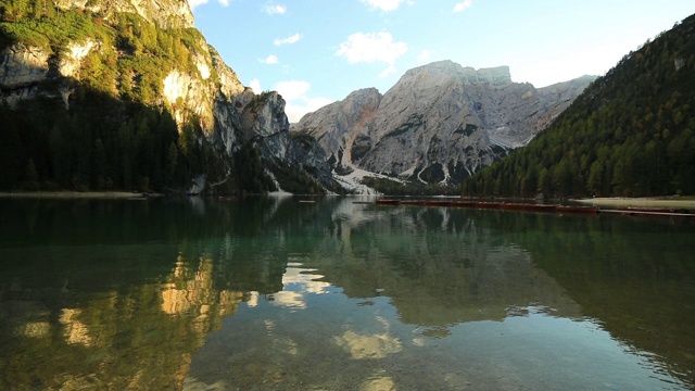 Lake Braies (Pragser Wildsee)在Dolomites日落，Sudtirol，意大利。视频素材