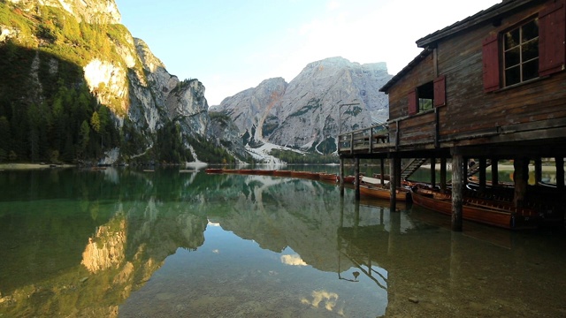 Lake Braies (Pragser Wildsee)在Dolomites日落，Sudtirol，意大利。视频素材