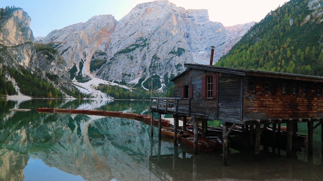 Lake Braies (Pragser Wildsee)在Dolomites日落，Sudtirol，意大利。视频素材