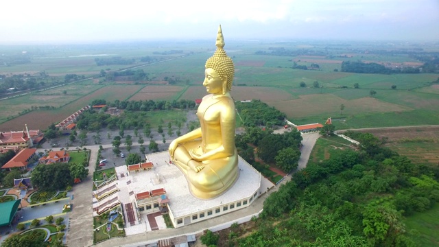 鸟瞰图的大佛在Wat Muang，泰国视频素材