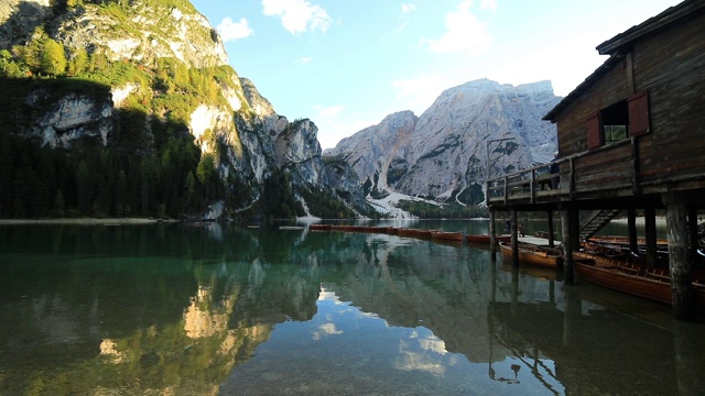 Lake Braies (Pragser Wildsee)在Dolomites日落，Sudtirol，意大利。视频素材