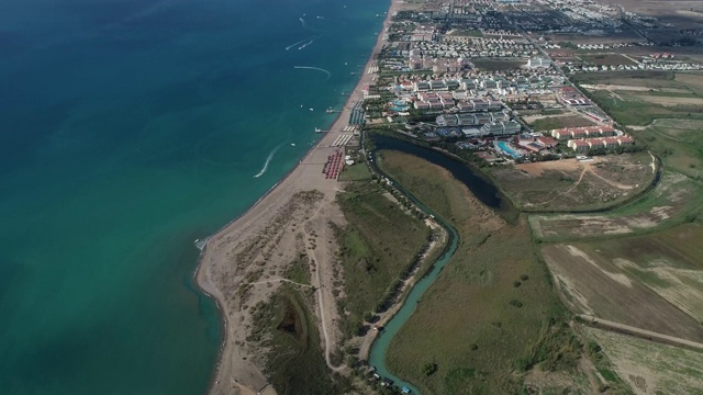 森林和地中海海岸鸟瞰图/“Belek”镇/安塔利亚
Antalay 10/08/2018视频素材