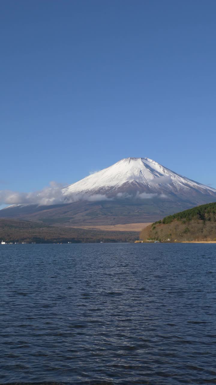 富士山上的山中湖视频素材