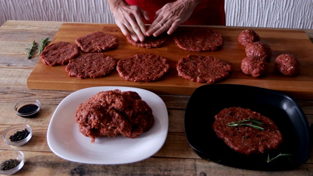 制作汉堡，塑造圆形的肉馅视频素材