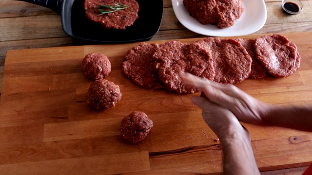 制作汉堡，塑造圆形的肉馅视频素材