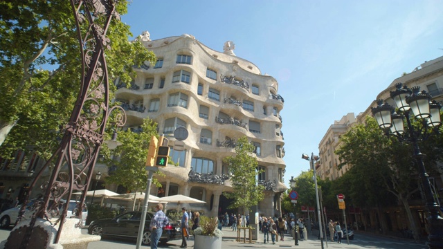 Pedrera Casa Mila稳定器拍摄。西班牙加泰罗尼亚巴塞罗那的著名建筑视频素材