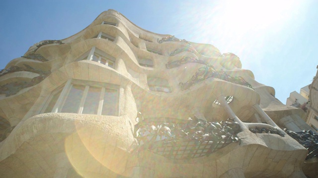 Pedrera Casa Mila稳定器拍摄。西班牙加泰罗尼亚巴塞罗那的著名建筑视频素材