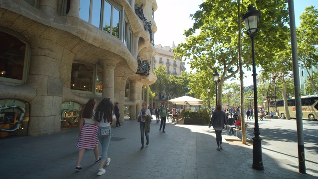 Pedrera Casa Mila稳定器拍摄。西班牙加泰罗尼亚巴塞罗那著名建筑的一侧视频素材