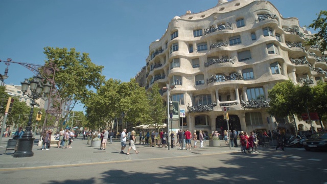 Pedrera Casa Mila稳定器拍摄。西班牙加泰罗尼亚巴塞罗那的著名建筑视频素材