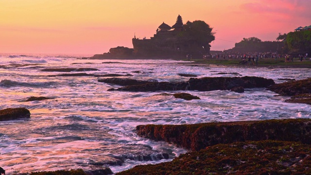 海岸波浪在黄昏时间Pura Tanah Lot印度教寺庙，印度尼西亚巴厘岛视频素材