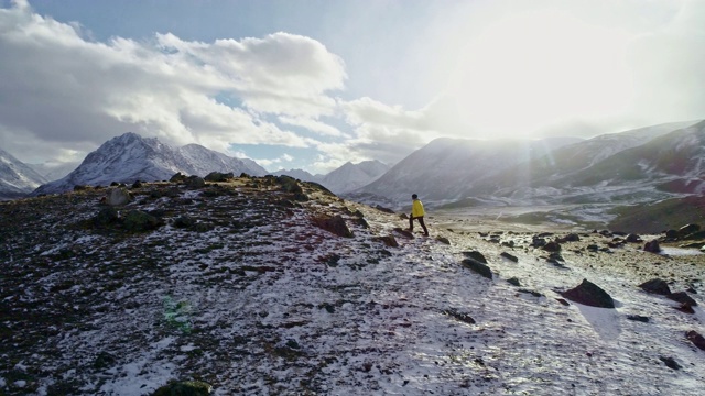 男人站在岩石顶峰雪山冬季山脉成就成功伸开双臂幸福史诗般的自然美丽度假滑雪度假概念视频素材