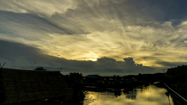 时间流逝夕阳后面移动的云。给沼泽带来了美丽的金色光芒。视频素材