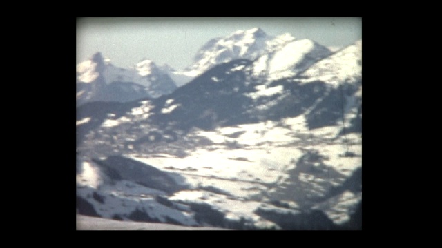 1968年，三个女孩骑着雪橇，拉着雪橇视频素材