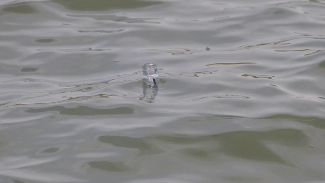 漂流在水波中的瓶子，视频素材