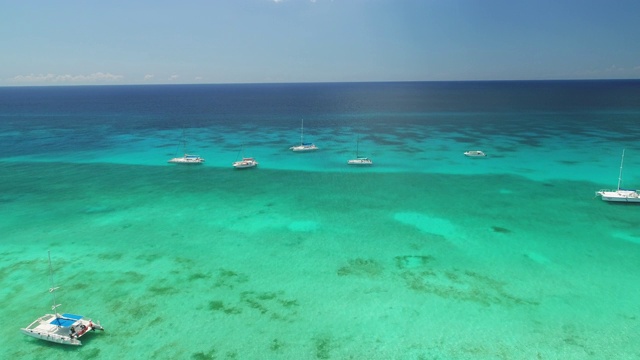 加勒比海海水鸟瞰图。海洋中的双体船和快艇视频素材