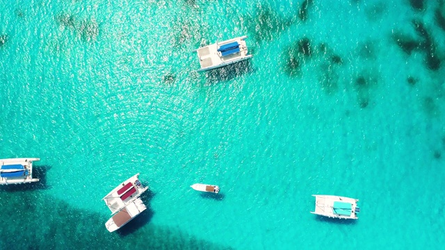 加勒比海海水鸟瞰图。海洋中的双体船、帆船和快艇。视频素材