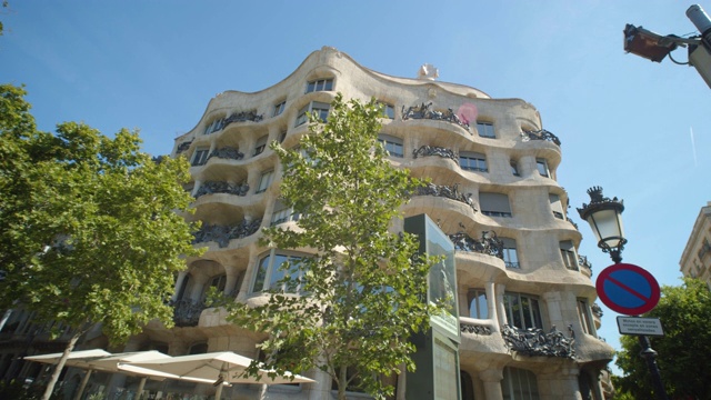 Pedrera Casa Mila稳定器拍摄。西班牙加泰罗尼亚巴塞罗那的著名建筑视频素材