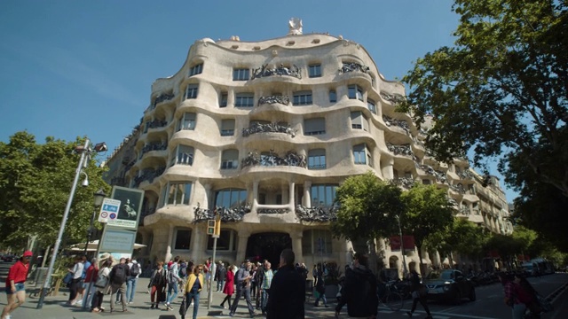 Pedrera Casa Milà接近hyper lapse。西班牙加泰罗尼亚巴塞罗那的著名建筑视频素材