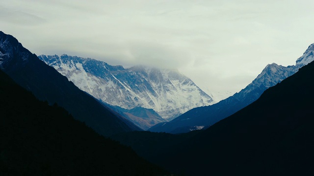 珠穆朗玛峰地区Namche集市村附近的喜马拉雅山脉视频素材