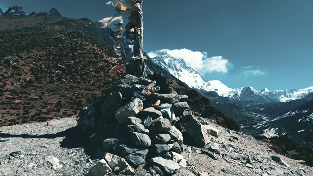 珠穆朗玛峰地区定伯车村附近的喜马拉雅山脉和藏经旗视频素材