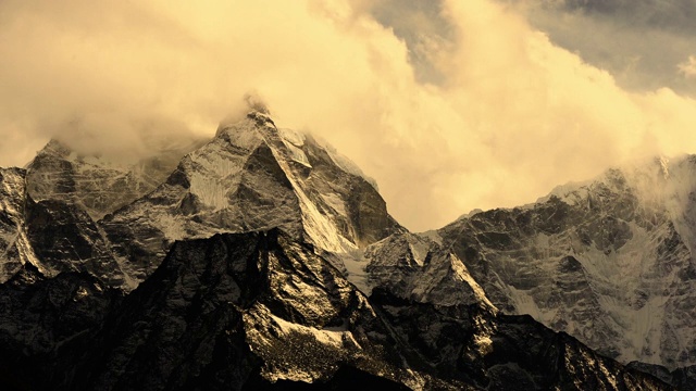 令人惊叹的云与Timelapse康加峰和喜马拉雅山脉附近的periche村在珠穆朗玛峰地区视频素材