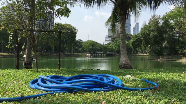 水从花园软管在草地上流动视频素材