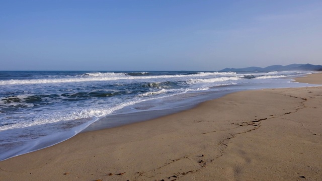 意大利撒丁岛Piscina Rei的海浪视频素材