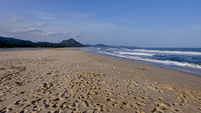 意大利撒丁岛Piscina Rei的海浪视频素材