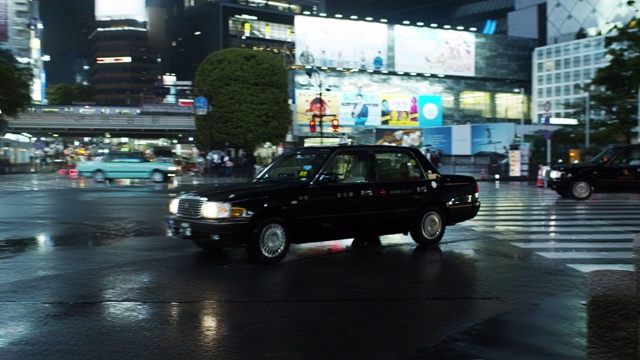 日本出租车在涉谷十字路口的雨夜视频素材