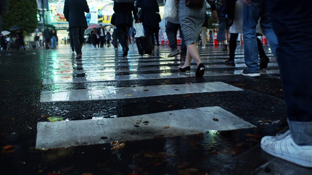 涉谷路口雨夜人流量视频素材