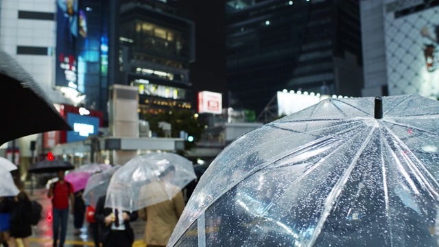 夜涉谷的雨伞相接视频素材