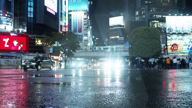 涉谷夜间火车穿越行人和车流视频素材