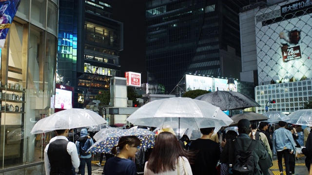 雨夜涉谷站附近行人的后视图视频素材