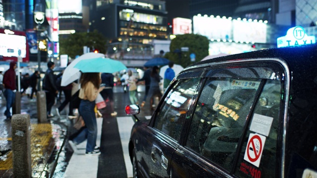 涉谷十字路口雨夜过路出租车上的行人视频素材