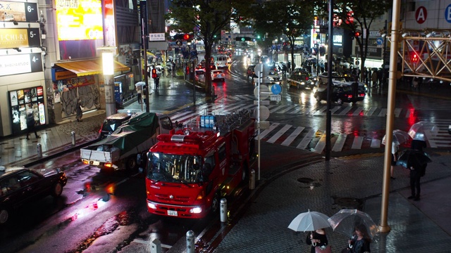 雨夜，涉谷路口的消防车视频素材