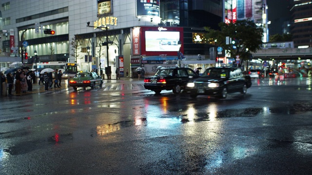 雨夜涉谷十字路口，汽车互渡视频素材