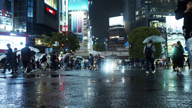 雨夜涉谷十字路口的人群视频素材