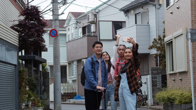 年轻的蒙古女子与旅行者朋友一起自拍视频素材